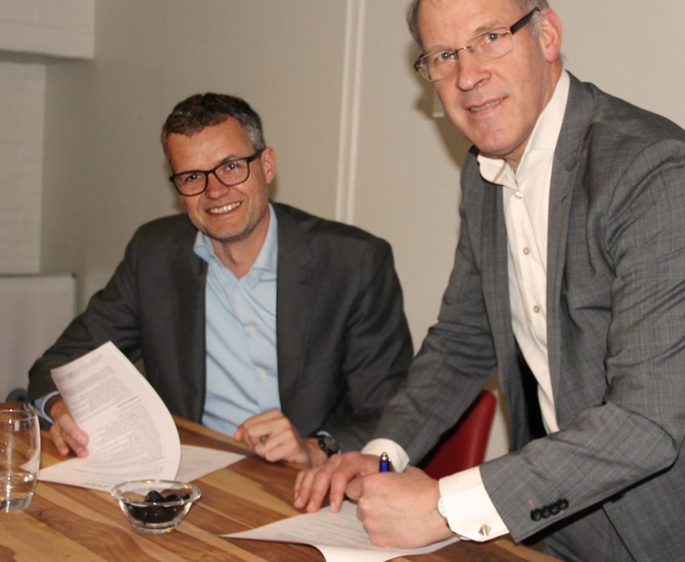 Peter van der Terp en Klaas Pool ondertekenen contract