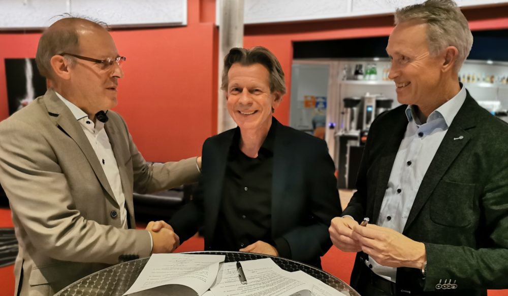 Anton Binnenmars Klaas Pool en Gerard Veger ondertekenen contract